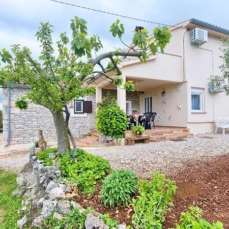 לינה וארוחת בוקר Glavani 3*